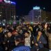 Val de proteste nocturne în marile oraşe ale ţării, din cauza restricţiilor care au intrat în vigoare duminică seara