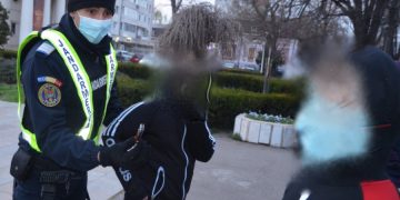 Povestea protestatarului anti-mască, în vârstă de 13 ani, reţinut de jandarmi, după care a mers să-l ia acasă bunica bolnavă de cancer