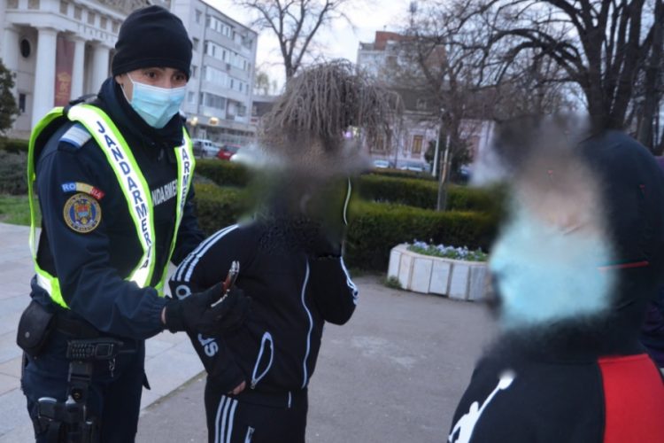 Povestea protestatarului anti-mască, în vârstă de 13 ani, reţinut de jandarmi, după care a mers să-l ia acasă bunica bolnavă de cancer