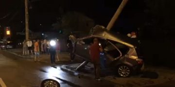 ACTUALIZARE: Accident deosebit de grav la Berbești. Pompierii și victima la un pas să fie electrocutați după impact