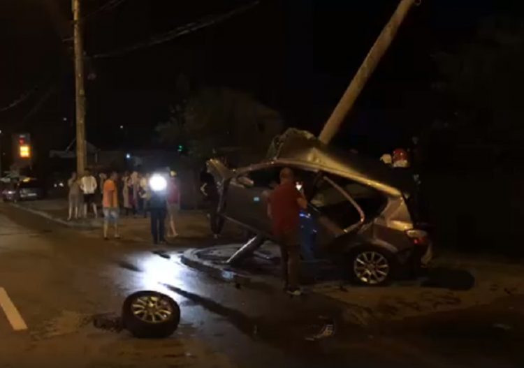 ACTUALIZARE: Accident deosebit de grav la Berbești. Pompierii și victima la un pas să fie electrocutați după impact