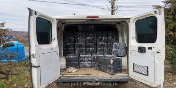 Microbuz ticsit cu ţigări de contrabandă, găsit în curtea unei case din Piatra