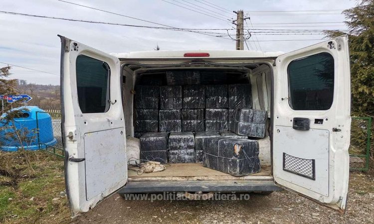 Microbuz ticsit cu ţigări de contrabandă, găsit în curtea unei case din Piatra