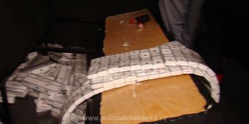 Ţigări de contrabandă depistate în bancheta din spate a unui microbuz