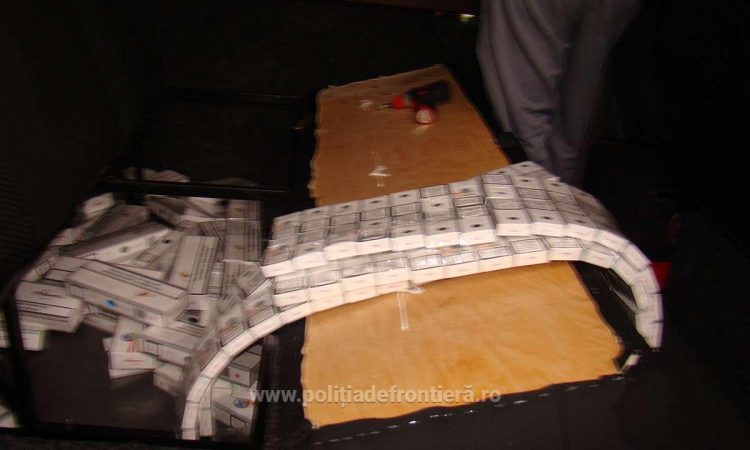 Ţigări de contrabandă depistate în bancheta din spate a unui microbuz