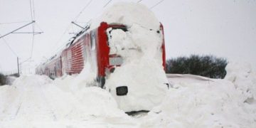 Trenuri oprite în gări din cauza ninsorii. Garnitura Baia Mare-București are întârziere de trei ore