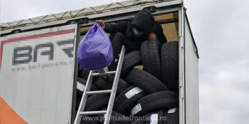 14 cetăţeni din Afganistan și Pakistan, care încercau să treacă ilegal frontiera în Ungaria, depistați de polițiști ascunși în trei automarfare