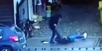 Revoltător! Femeie snopită în bătaie de soț, în plină stradă – VIDEO
