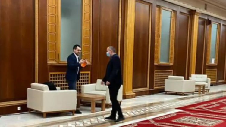 Vlad Voiculescu, fără mască în Parlament