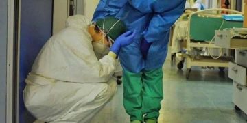 Din eroi au ajuns criminali. După ce luni de zile au luptat și au tratat zeci de români, medicii au ajuns să fie huiduiți