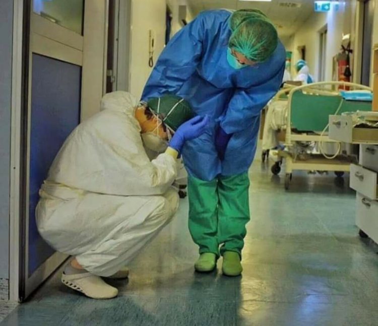 Din eroi au ajuns criminali. După ce luni de zile au luptat și au tratat zeci de români, medicii au ajuns să fie huiduiți