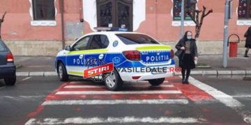 Autospecială de poliție parcată pe o trecere de pietoni din Sighetul Marmației. Polițiștii s-au grăbit spre rezultatele simulărilor (ACTUALIZARE)
