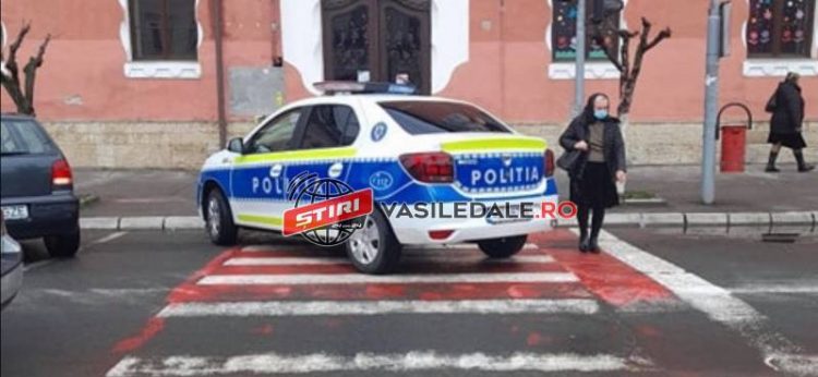 Autospecială de poliție parcată pe o trecere de pietoni din Sighetul Marmației. Polițiștii s-au grăbit spre rezultatele simulărilor (ACTUALIZARE)