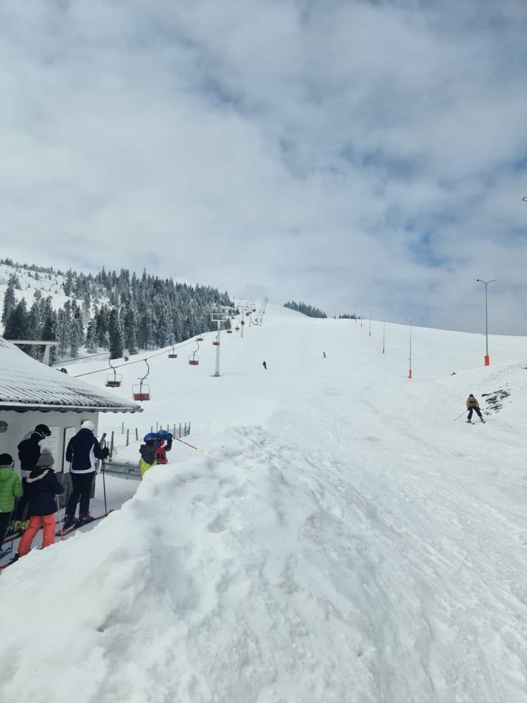 Locul din Maramureş unde se schiază şi azi „cu zăpadă proaspătă”