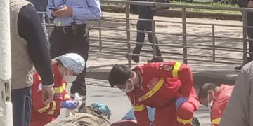 Fata cu părul albastru, înger salvator, în plină stradă