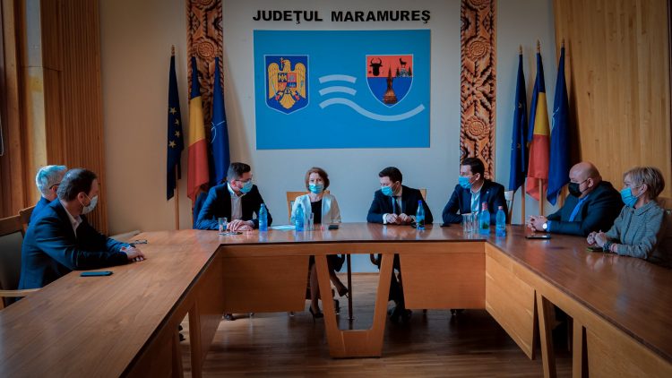 Oficiali ai guvernului României, texte în maghiară pe rețelele de socializare. „De-a șoarecele și pisica” cu soarta tinerilor din Baia Mare