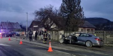 GALERIE FOTO – ACCIDENT GRAV: UN BMW A SPULBERAT UN AUTOTURISM CONDUS DE UN POLIȚIST LA VIȘEU DE SUS