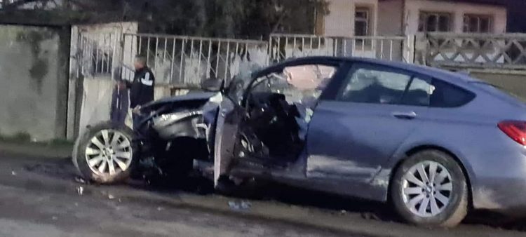 GALERIE FOTO – ACCIDENT GRAV: UN BMW A SPULBERAT UN AUTOTURISM CONDUS DE UN POLIȚIST LA VIȘEU DE SUS