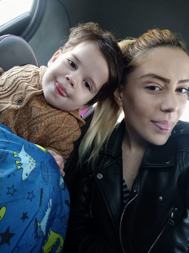 Petruța, mămica de 22 de ani, nu va supraviețuii fără ajutorul nostru