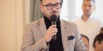 Nepotism liberal incalificabil. Premierul Cîțu este consiliat de un cântăreț, fost șef de local, care este finul lui Florin Roman