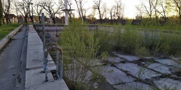 Zona din incinta vechiului ștrand municipal, un real pericol pentru băimăreni. FOTO