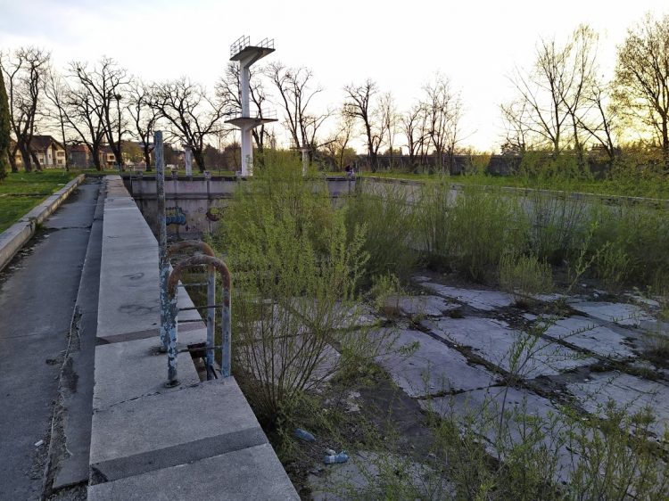 Zona din incinta vechiului ștrand municipal, un real pericol pentru băimăreni. FOTO