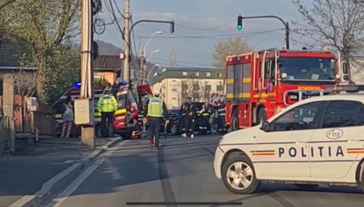 Imagini de la accidentul de pe Strada Horea, din Baia Mare. 3 victime încarcerate