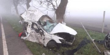 Maşină ruptă în două după un accident la peste 130 km/h, şoferul mort pe loc