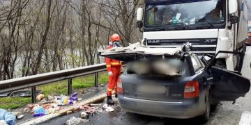 Imagini cumplite pe Valea Oltului. Doi morți după ce un Audi s-a înfipt într-un TIR