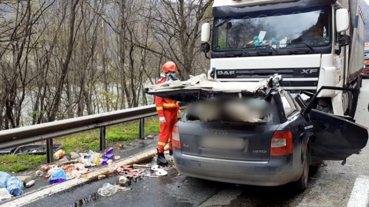 Imagini cumplite pe Valea Oltului. Doi morți după ce un Audi s-a înfipt într-un TIR