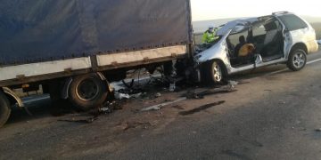 Patru oameni au murit pe loc după ce mașina în care se aflau a intrat sub un TIR