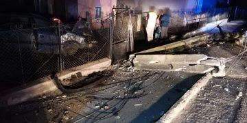 A ajuns cu maşina în curtea unei case, după ce a rupt un stâlp de electricitate – foto