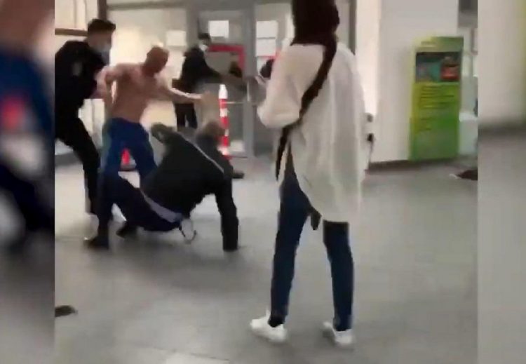 Bătaie la bustul gol la Starea Civilă, din cauza unui certificat de căsătorie