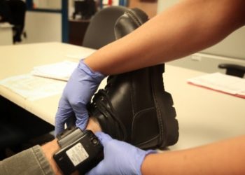S-a votat: agresorii vor purta brăţări electronice la glezne
