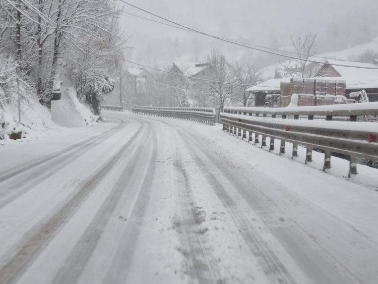 Iarna s-a întors în Maramureș. Strat de zăpadă de 15 cm la Borșa – VIDEO și FOTO