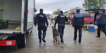 Poliţişti, jandarmi, pompieri, acţiuni în centre comerciale, pieţe, autobuze şi terase