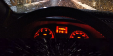 Ninge ca-n povești în Țara Lăpușului. Drumul este un real pericol pentru șoferi. VIDEO