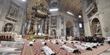 Un tânăr originar din România va fi sfințit preot de papa Francisc în bazilica San Pietro