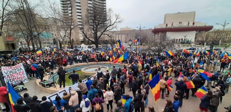 O nouă zi de proteste anti-restricții. Sute de persoane au plecat spre Piaţa Victoriei