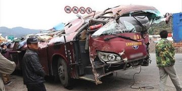 11 morți și 19 răniți, după ce un camion s-a lovit frontal cu un autobuz