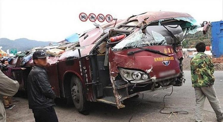 11 morți și 19 răniți, după ce un camion s-a lovit frontal cu un autobuz