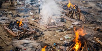 Dezastrul umanitar din India. Cadavrele sunt incinerate în parcuri și pe străzi