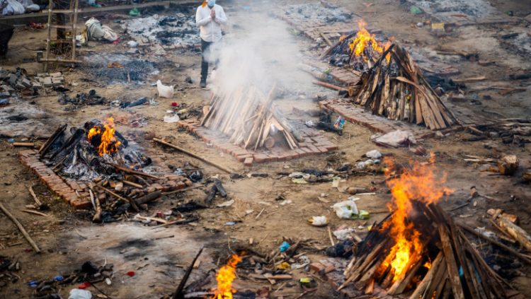 Dezastrul umanitar din India. Cadavrele sunt incinerate în parcuri și pe străzi