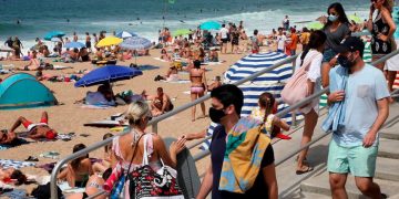 Purtarea măştii de protecţie ar putea să nu mai fie obligatorie din vară, la mare şi la munte, în anumite condiţii