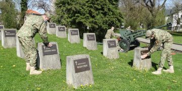 Militarii au făcut curăţenie în Cimitirul Eroilor din Parcul municipal Regina Maria
