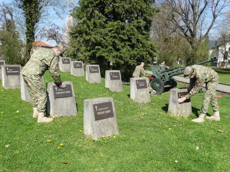 Militarii au făcut curăţenie în Cimitirul Eroilor din Parcul municipal Regina Maria