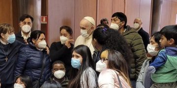 Papa Francisc, în vizită la nevoiașii care așteptau să fie vaccinați în Cetatea Vaticanului