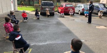 Ofițerul patruped Snow în vizită la grădinița „Ion Creangă” din Baia Mare