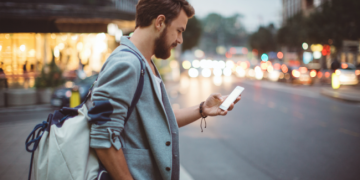 Românii ar putea fi amendaţi dacă folosesc telefonul când traversează strada