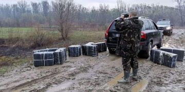 Focuri de armă şi 17 baxuri cu țigări de contrabandă abandonate pe malul Tisei la Remeţi